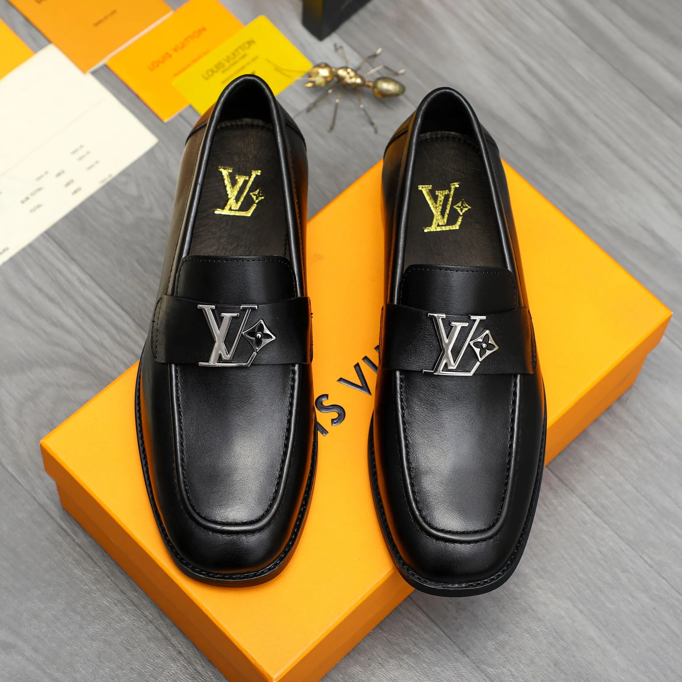 Men's shoes 💰p442 Product trademark: LV (Louis Vuitton) business slip-on leather shoes. Regular size: 38-45 (45 is custom-made and non-returnable) Product materials: Selected high-quality cowhide upper, cowhide lining, original rubber outsole